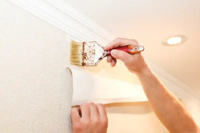 Pose de papier peint à Claviers — revêtements muraux et toiles de verre